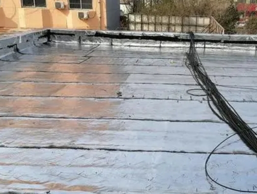 景洪卫生间漏水维修公司分享下景洪屋面楼顶防水刚性防水层施工要点。